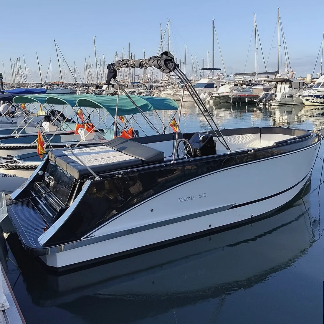Equipo de Alquiler Barcos ayudando a organizar un alquiler de barco en Mataró